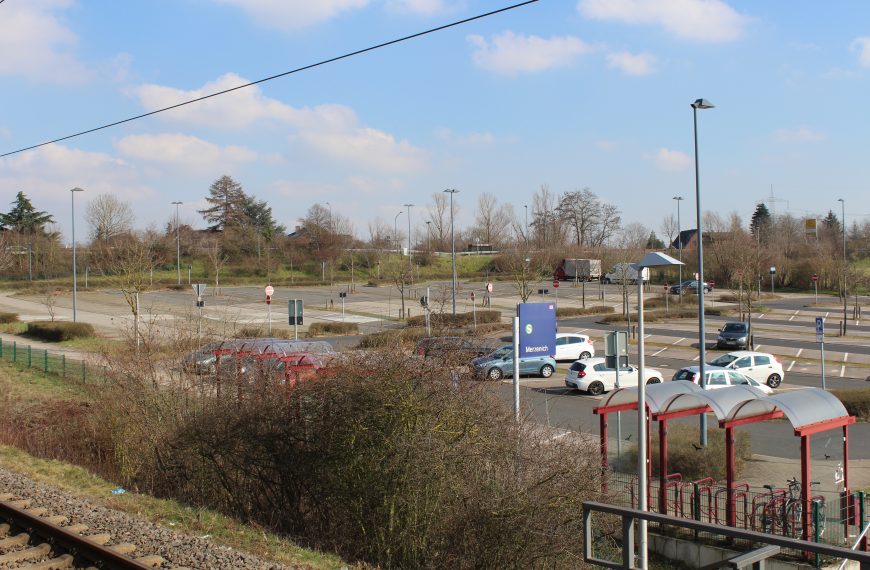 S-Bahn-Parkplatz und Kreuzungsbereich mit L 264